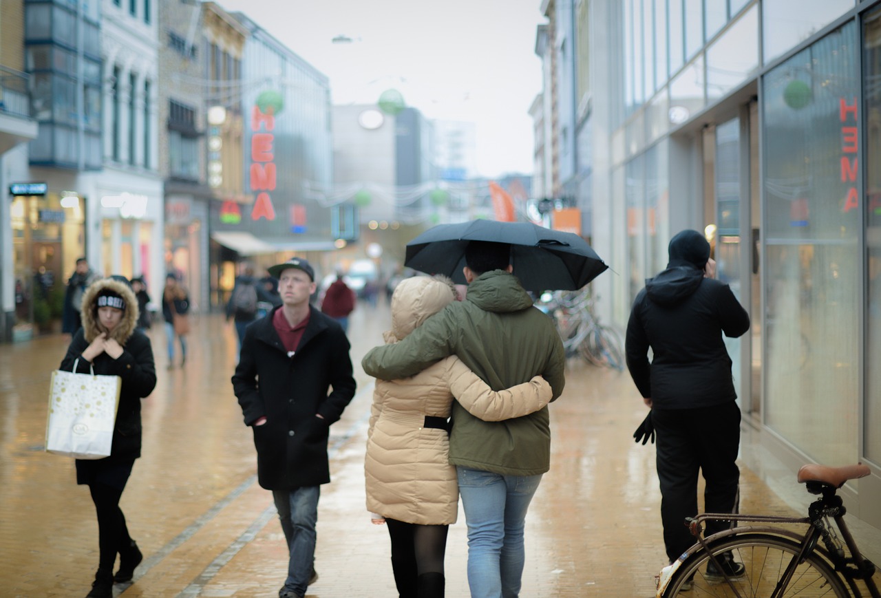 东北雨姐夫妻实控约30家企业，携手共进，共创辉煌