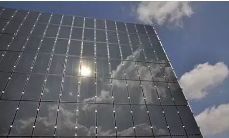拆解某商业大楼光伏幕墙的落地案例:透光率与发电效率的平衡设计,实现建筑节能与舒适双赢 拆解某商业大楼光伏幕墙的落地案例:透光率与发电效率的平衡设计,实现建筑节能与舒适双赢