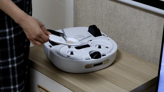 光伏电站清洗技术大揭秘：机器人vs人工，效率成本谁更优？轻松提升发电收益