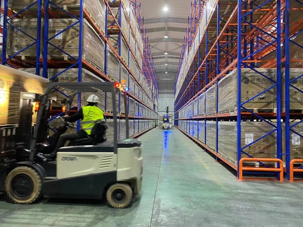 拆解某物流中心“光伏+储能+电动叉车”一体化项目的能源调度逻辑:智慧物流如何实现降本增效与绿色转型 拆解某物流中心“光伏+储能+电动叉车”一体化项目的能源调度逻辑:智慧物流如何实现降本增效与绿色转型